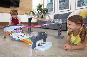 Pista de curse Hot Wheels Mario Kart Rainbow Road, 2.5m, cu 2 masini incluse - Img 2