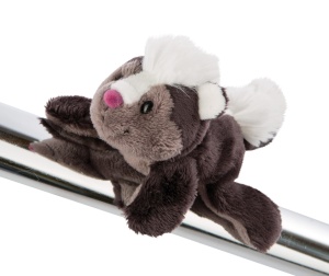 Plush Stinktier NICI 47335 Chiala Skunk 12cm Jucarie cu magnet, negrugri