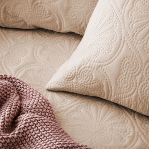 ROOM99 Leila Cuvertura de pat eleganta in bej 170 x 210 cm Patura versatila ca cuvertura de pat sau canapea Patura pentru pat si canapea Stil quilt Ideal ca cuvertura de pat - Img 6