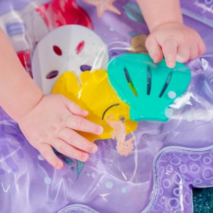 Saltea cu apa Bright Starts, Disney Baby, Ariel, 37.5x45.1cm, mov - Img 11