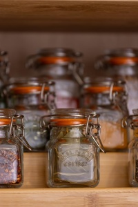 Set 6 Borcane pentru Condimente Kilner, 70 ml, Cu Capac din Inox, Suport din Lemn - Img 3