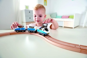 Set accesorii Hape pentru trenulete din lemn cu figurine si semne de circulatie pentru copii 3 ani - Img 2