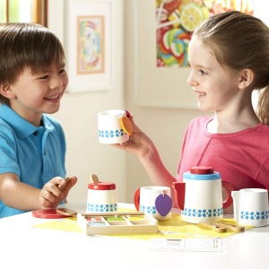 Set ceai din lemn Melissa Doug, pentru 2 persoane, cu accesorii incluse - Img 2
