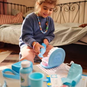 Set de joaca dentist Melissa Doug Super Smile, 26 piese, pentru copii de la 3 ani - Img 6