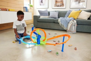 Set de pista Hot Wheels cu looping si masina Die-Cast 164, cu maner pentru transport - Img 2