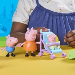 Set Figurine Peppa Pig - Peppa pe Drumuri, 5 Figurine si Accesorii, pentru Copii 3 - Img 4