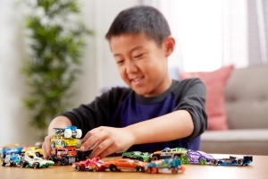 Set Hot Wheels cu 8 Masini si Camioane 164, Inclus 1 Vehicul Exclusiv, HPV78 - Img 3