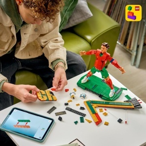 Set LEGO Cristiano Ronaldo Figurina 3D, 854 piese, Decoratiune pentru camera - Img 5