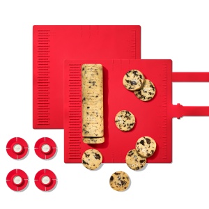 Set mat pentru taiat si copt fursecuri OXO 11383000, 2 matrite din silicon, rosu