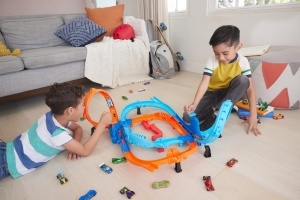 Set pista Hot Wheels Ultra Hots cu 2 masini 164, 2 loopings si 2 zone de crash - Img 2