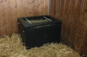 Stand pentru faina de fan Kerbl HayBox, 8-10 kg, plastic HDPE - Img 2