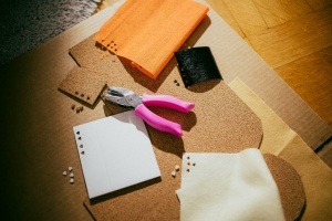Stantator manual Fiskars 1003819 pentru mari inimi, din otel, culoare roz - Img 2