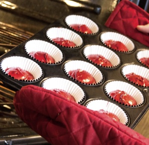 tava de copt antiaderenta wenco Muffin tin 12, poate fi spalata in masina de spalat vase, otel carbon - tava de briose pentru 12 briose - rezistenta la caldura pana la 220degC, neagra - Img 6