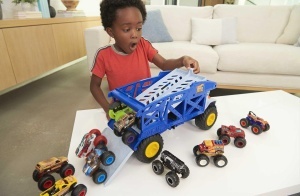 Transportor Monster Trucks Hot Wheels Nashorn, capacitate 12 Monster Trucks, cu rampe, pentru copii 3 - Img 2
