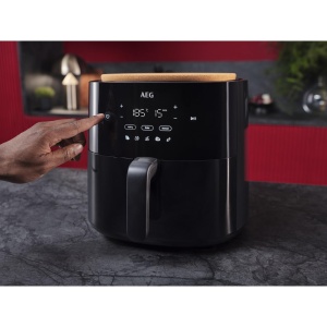 AEG AAF7B Air Fryer/IF Design Award 2024 / ulei putin sau deloc / 8 programe / programabil/functie de preincalzire / 6,8 l / poate fi spalat in masina de spalat vase / protectie termica / prompt de inversare / negru - Img 3