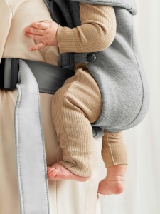 BabyBjorn Marsupiu Mini, 3D-Jersey, Gri Deschis - Img 6