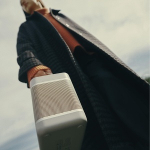 Boxa portabila Bang Olufsen Beolit 20 Grey Mist Bluetooth sunet 360deg si functie Qi - Img 8