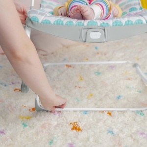 Bright Starts Rosy Rainbow Scaun Balansoar cu Vibratii pentru Nou-Nascuti si Copii pana la 18 kg - Img 5