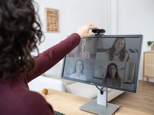 Camera web Trust Taxon 2K QHD realizata din 85% plastic reciclat, PC cu camera USB 2560x1440p cu husa, focalizare automata, unghi larg, 2 microfoane, camera video pentru conferinte, apeluri video, Skype, Teams, Zoom - Img 8