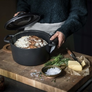 Caserola din fonta Fiskars Norden, 6 l, negrumaro, cu inel din lemn - Img 2