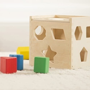 Cub sortator din lemn Melissa Doug, 12 forme colorate, pentru copii 2-5 ani - Img 10