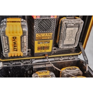 Cutie de incarcare Dewalt ToughSystem 2.0 DWST83471, pentru 2 acumulatori 18V, 4A, IP65 - Img 3