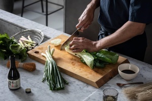 Cutit Fiskars Santoku All Steel 1062884 Otel Japonez Aichi 295 cm - Img 3