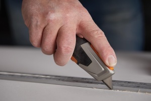 Cutit universal Fiskars CarbonMax cu lama retractabila, 17,7 cm, negruorange - Img 4