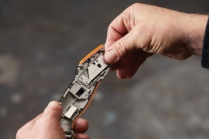 Cutit universal Fiskars CarbonMax cu lama retractabila, 17,7 cm, negruorange - Img 14