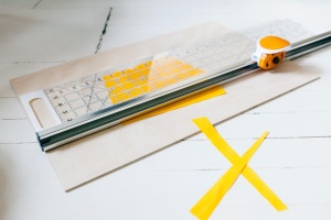 Cutter rotativ Fiskars 45 mm cu rigla 15 x 60 cm, ideal pentru tesaturi si hartie - Img 6