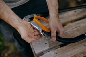 Feronerie pentru taiat lemn Fiskars 21 inch, negruorange, pentru lemn umed - Img 9