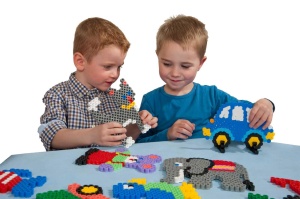 Hama Perlen 8572 Set 600 Perle Maxi Neon Mix pentru Copii 10 mm - Img 3