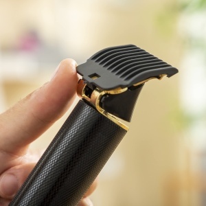 InnovaGoods - Aparat de tuns reincarcabil in forma de T 3 viteze afisaj LCD incl 6 piepteni si USB-C rezistent la apa negru auriu plastic - Img 7