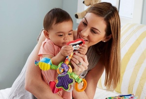Jucarie pentru bebelusi Lamaze Tug and Play Knot cu clip stimulare senzoriala si motorie - Img 5