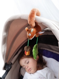 Jucarie pentru copii Sigikid Anhanger Eichhornchen, Rassel, 0-12 luni, Culoare Maro - Img 4