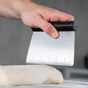 KitchenAid Schaber Razatoare si Cutter din Otel Inoxidabil Maner Antialunecare Negru - Img 4