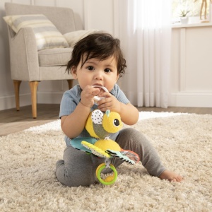 Lamaze Jucarie Clip-on pentru Carucior si Scaun Auto - Buzzy the Bee - Dezvoltare Senzoriala - Img 4