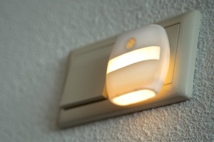 Lampa LED Alecto ANV-21, cu senzor automat, lumina albastra, consum redus - Img 2
