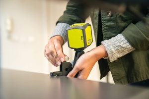 Laser cu linii incrucisate RYOBI alimentat cu baterii RBCLLG1, linie laser orizontala si verticala pana la max. 15 m, suport inclus, potrivit pentru utilizare in exterior - Img 7