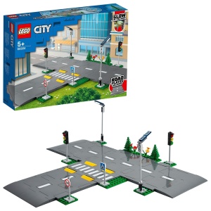 LEGO City Road Intersectie cu semafoare Straluceste in intuneric set de constructie 60304