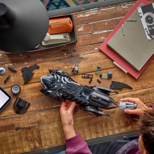 LEGO DC Batman Forever Batmobil Supererou Vehicul cu Minifigurina - cu cockpit care se deschide si interior detaliat - Cadou pentru baieti cu varsta d - Img 2