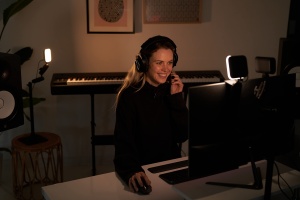 Lumina de streaming LED Logitech for Creators Litra Glow Premium cu TrueSoft - Pentru conferinte video, intalniri Zoom, suport reglabil si control al aplicatiilor desktop pentru PC/Mac - Graphite - Img 2