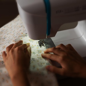 Masina de cusut Cecotec, 66 cusaturi, nivel mediu, BelleCouture 6600, butoniera in 4 trepte, schimbare rapida a piciorului presor, lumina LED, brat liber si spatiu de depozitare, kit de accesorii - Img 8