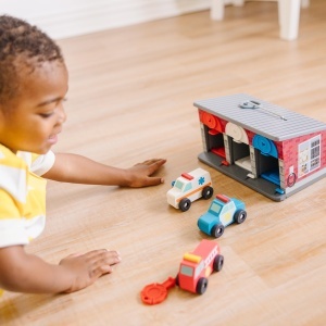 Melissa Doug Garage de Joaca 7 Piese cu Chei si Vehicule de Salvare din Lemn - Img 2