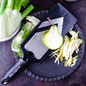 Microplane Feliator de legume reglabil cu lama in V si insertie de lama julienne cu lame din otel inoxidabil, inclusiv protectie pentru degete - Img 8