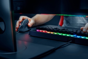 Mouse vertical pentru jocuri Trust Gaming GXT 144 Rexx, 10.000 DPI, 6 butoane programabile, iluminare LED RGB, design ergonomic Prevenirea bratului mouse-ului/cotului de tenis (sindromul RSI) - negru - Img 6