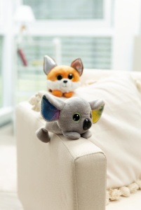 NICI Plus Koala Miss Crayon 15cm Gri Design cu Elemente Multicolore - Img 7