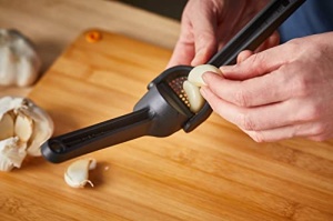 Presa de usturoi Fiskars Functional Form 1028361 Negru Ergonomica si Usor de Curatat - Img 14