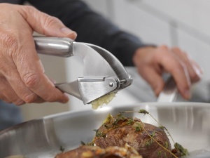 Presa de usturoi ZWILLING Pro 20 cm Inox Ergonomic - Img 3