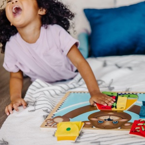 Puzzle educativ Melissa Doug - Ursulet cu abilitati de imbracare, 6 piese, din lemn - Img 8